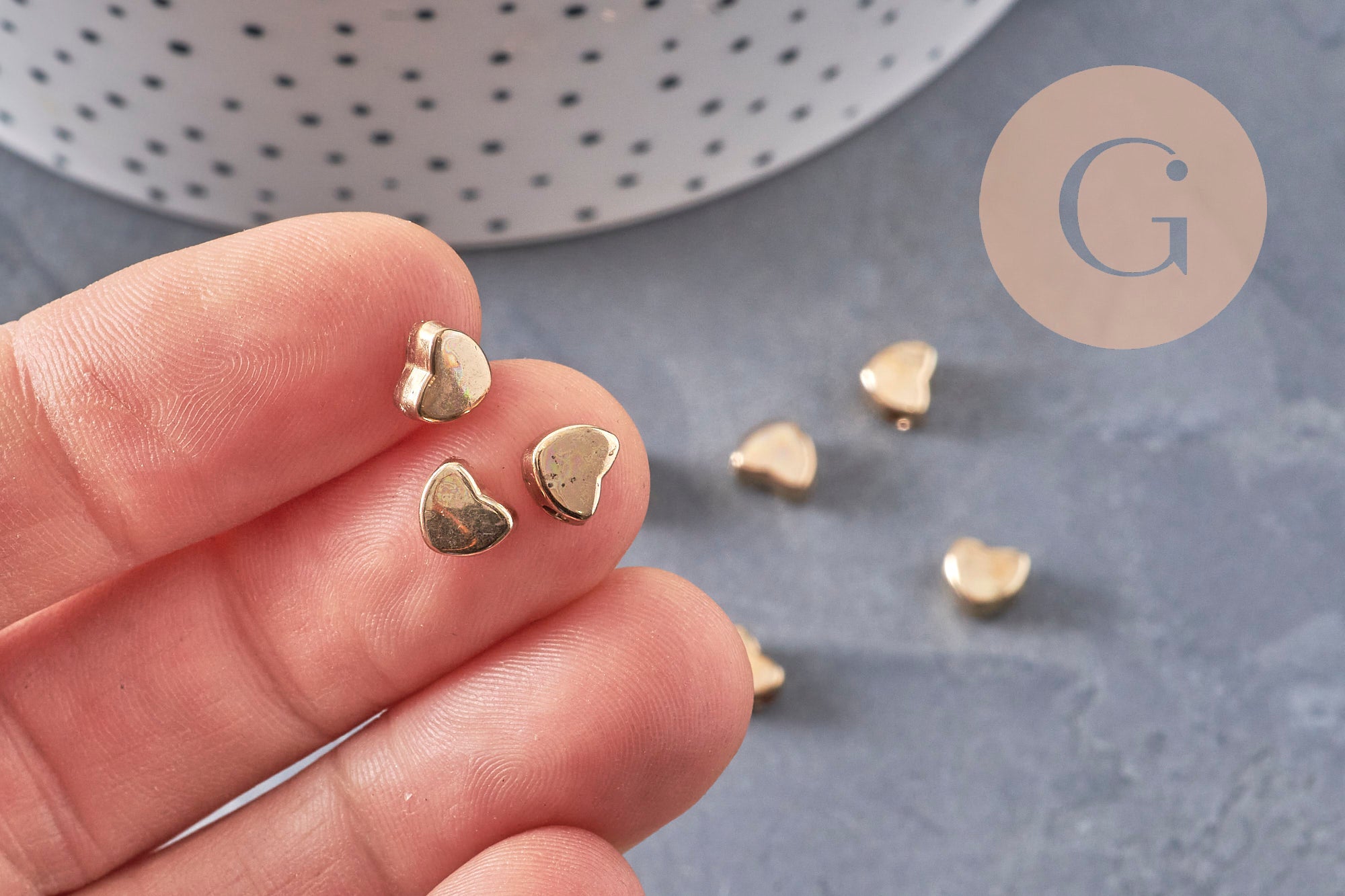 Perles coeur plastique doré 5.5mm, x 10g (G10969)