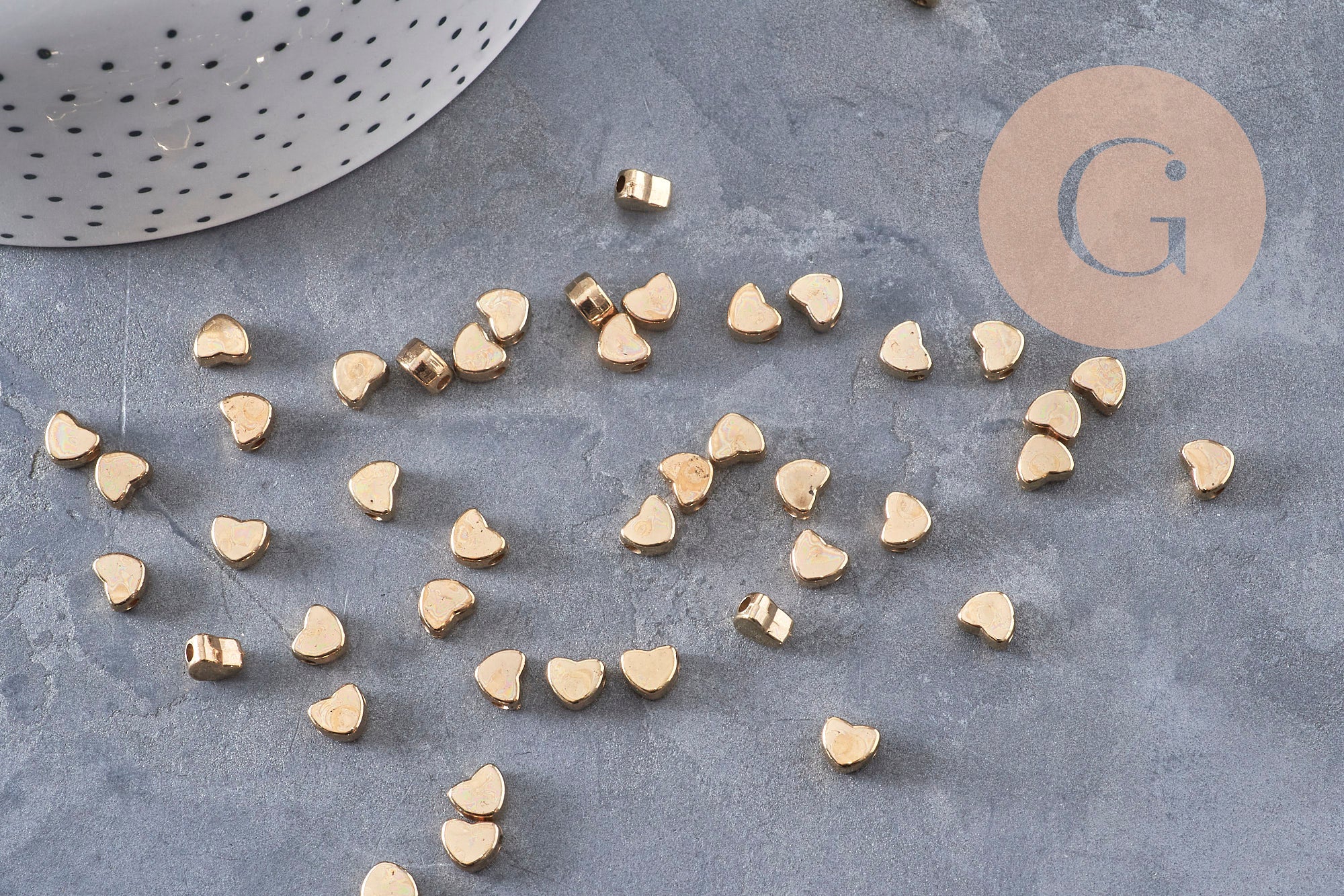 Perles coeur plastique doré 5.5mm, x 10g (G10969)