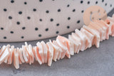 Perles chips coquillage naturel, chips rose clair 10mm, x1 fil de 42 cm (G3849)