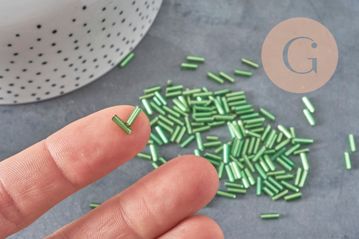 Cuentas de semillas de tubo verde, cuentas de semillas verdes, cuentas verdes metálicas, tubo largo, 6 mm x 2 mm, x 5 gr G2691
