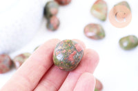 Pierre unakite naturelle brut roulé 22-30mm, pierre naturelle, litotherapie, unakite naturelle, x20gr (G5777)