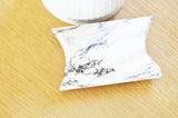 Pochette carton marbré blanc 9.5x5.5cm, x10 G2944