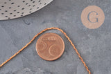 Chaîne forçat fine en laiton brut de 1mm, présentée sur un fond gris avec une pièce de 5 centimes pour l'échelle.
