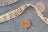 Ruban élastique écru de 16mm avec motif d'ancres dorées pour bijoux DIY et loisirs créatifs sur fond gris.