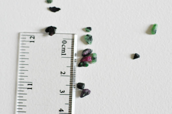 Sable chips pierre rubis dans zoisite naturel non percé, x20gr (G0234)