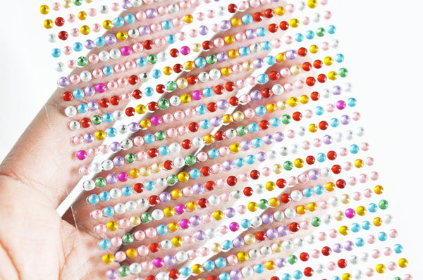 Strass rond plastique adhésifs colorés 3x2mm, x 1 feuille de 780 (G3392)