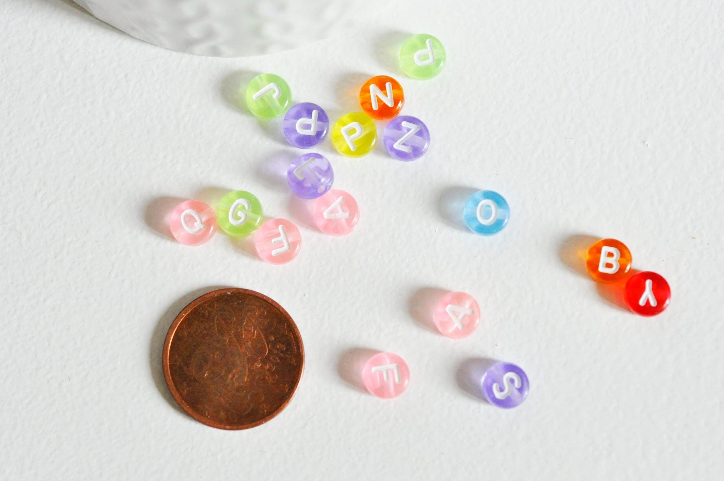 perle ronde Lettre Alphabet plastique multicolore, x10 grammes (G8826)
