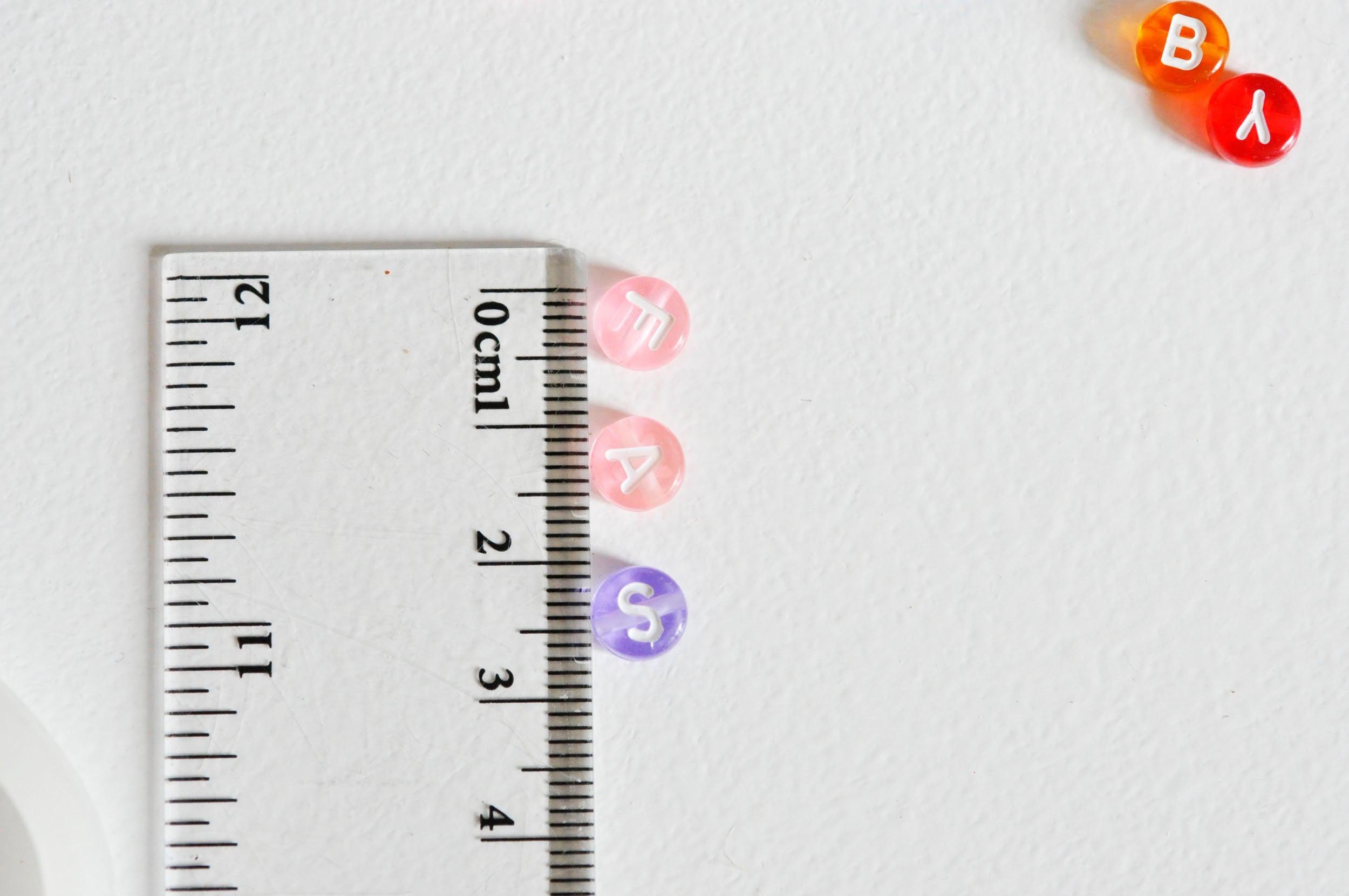 perle ronde Lettre Alphabet plastique multicolore, x10 grammes (G8826)