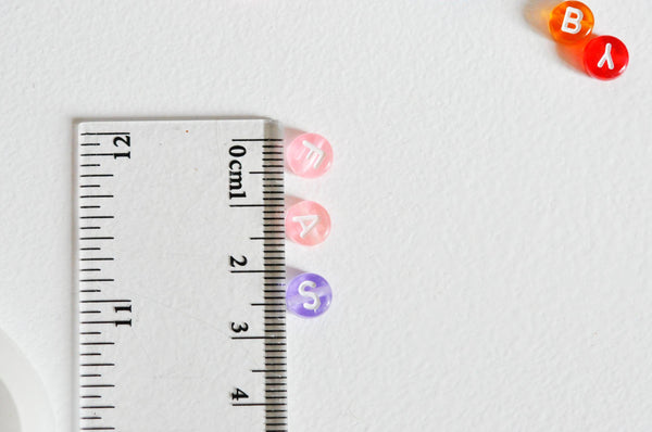 perle ronde Lettre Alphabet plastique multicolore, x10 grammes (G8826)